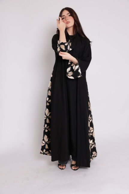 Black abaya with side embroidery and cufflinks decorated with shiny floral patterns in gold and beige