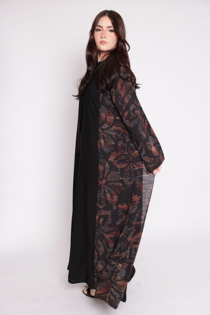 عباية نقوش هندسية سوداء | عبايات سعودية عصرية