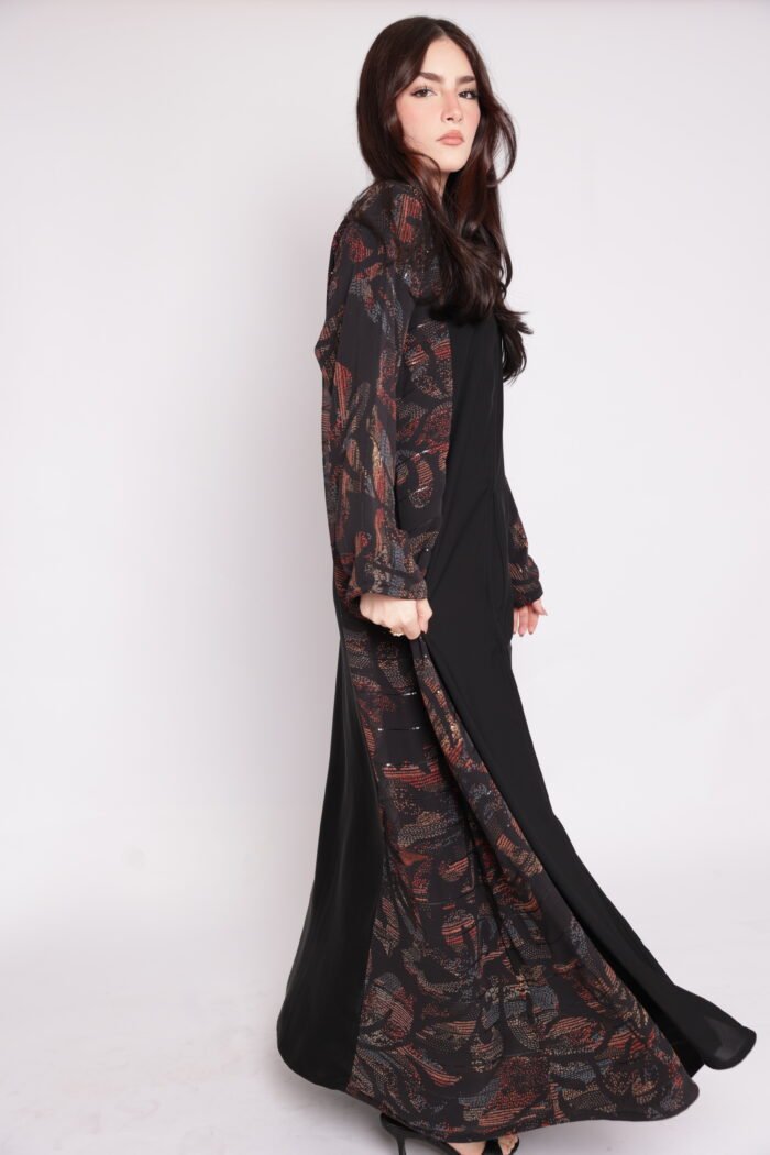 Abaya with elegant geometric patterns in black - Image 4