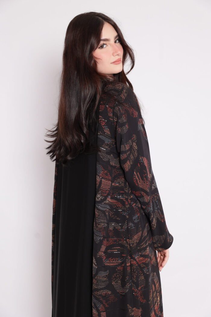 عباية نقوش هندسية سوداء | عبايات سعودية عصرية