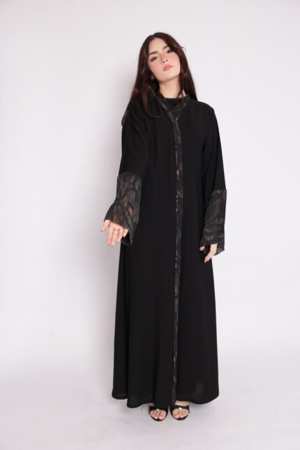 Abaya with elegant patterned details on the sleeves and front edge