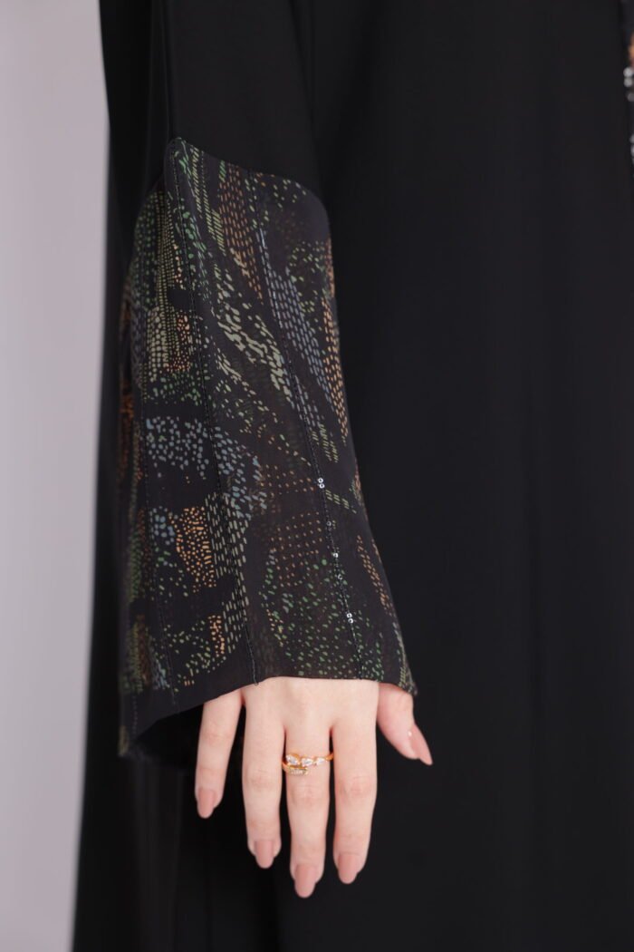 JO7A0064 عباية منقوشة أكمام راقية | عبايات سعودية فاخرة