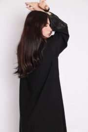 عباية سهرة مع أكمام منقوشة من الجانب