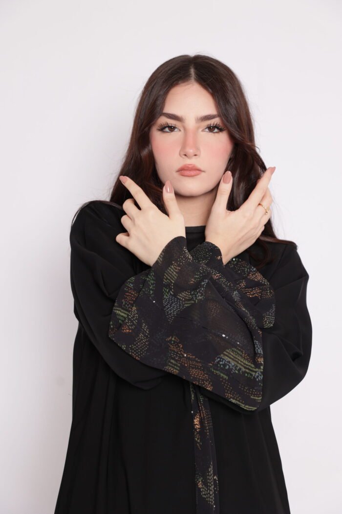 JO7A0077 عباية منقوشة أكمام راقية | عبايات سعودية فاخرة