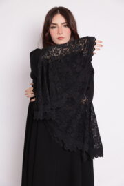 إطلالة أمامية لعباية دانتيل سوداء بقصة كلوش عصرية