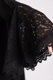 ⁦عباية أكمام دانتيل سوداء | عبايات سعودية فاخرة للمناسبات⁩ - الصورة ⁦2⁩