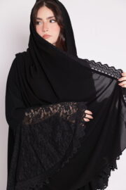 تنسيق عباية الدانتيل مع حجاب أسود ومجوهرات فضية