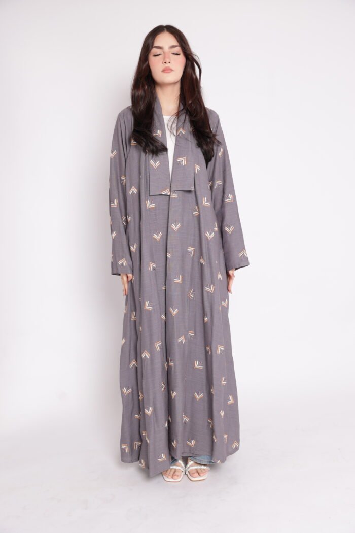 Abaya embroidered with soft geometric patterns - Image 3