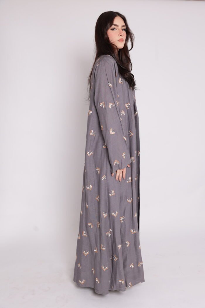 Abaya embroidered with soft geometric patterns - Image 4