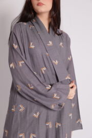 تفاصيل نقوش هندسية فضية ناعمة على عباية سوداء