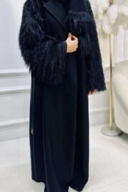 ⁦عباية بأكمام واسعة كلوش سوداء فاخرة مزينة بأهداب لامعة⁩ - الصورة ⁦3⁩