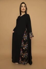Abaya embroidered with colored threads