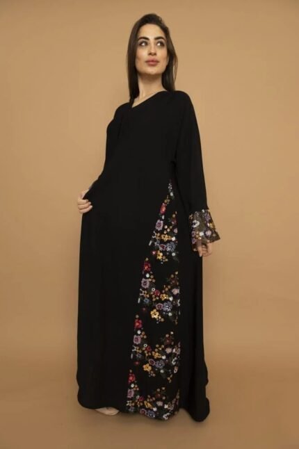 عباءة مطرزة بخيوط ملونة