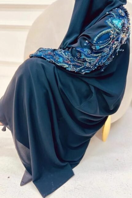 عباية بتطريز يدوي من الكريب الياباني بتصميم فاخر