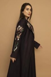 ⁦عباية تطريز ورد ناعمة بتصميم أنيق⁩ - الصورة ⁦5⁩