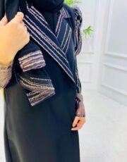 ⁦عباية سوداء كريب فاخرة بتطريز لامع وكتف بارز⁩ - الصورة ⁦3⁩