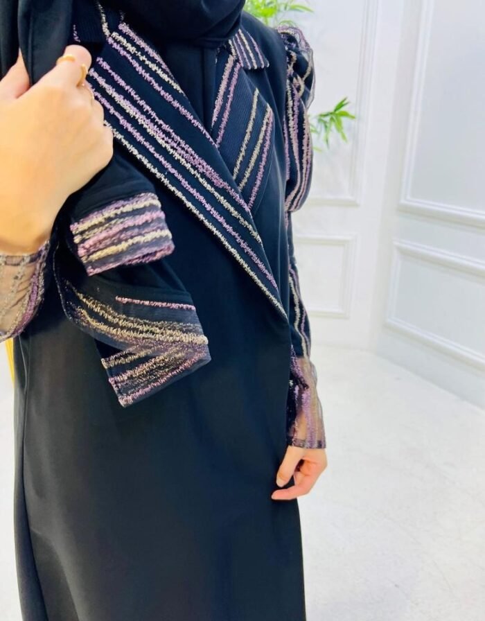 ⁦عباية سوداء كريب فاخرة بتطريز لامع وكتف بارز⁩ - الصورة ⁦3⁩