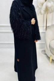 ⁦عباية بأكمام واسعة كلوش سوداء فاخرة مزينة بأهداب لامعة⁩ - الصورة ⁦2⁩