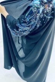 ⁦عباية بتطريز يدوي من الكريب الياباني بتصميم فاخر⁩ - الصورة ⁦2⁩