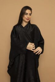 imgi_4_c46238bc-9b21-49b1-955d-4c8تفاصيل أكتاف البشت العريضة على عباية كريب فاخرة