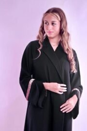 ⁦عباية مزينة بالخرز الزهري تصميم كريب ملكي بياقة رسمية⁩ - الصورة ⁦3⁩