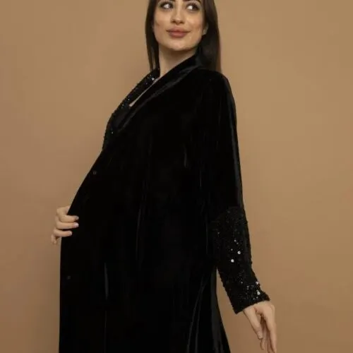 عباية مخمل أسود تطريز | عبايات سعودية شتوية