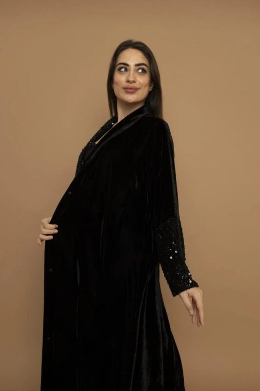 عباية مخمل أسود تطريز فضي شتوية من متجر عبايات ثريد