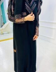 ⁦عباية سوداء كريب فاخرة بتطريز لامع وكتف بارز⁩ - الصورة ⁦2⁩