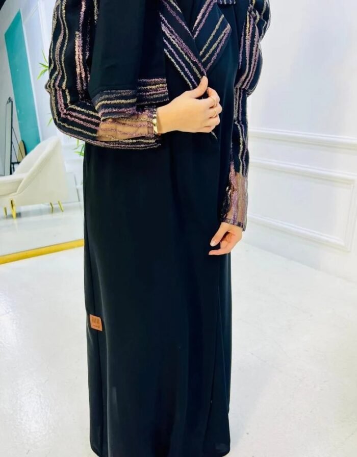 ⁦عباية سوداء كريب فاخرة بتطريز لامع وكتف بارز⁩ - الصورة ⁦2⁩