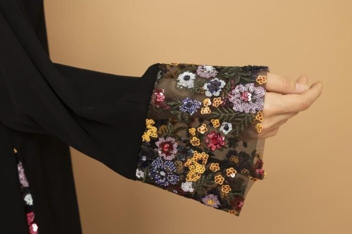 Abaya embroidered with colored threads - Image 5