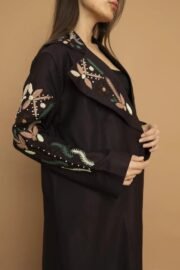 ⁦عباية تطريز ورد ناعمة بتصميم أنيق⁩ - الصورة ⁦4⁩