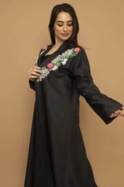 Abaya embroidered with colorful threads and elegant travel design - Image 5