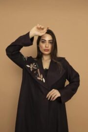 ⁦عباية تطريز ورد ناعمة بتصميم أنيق⁩ - الصورة ⁦3⁩