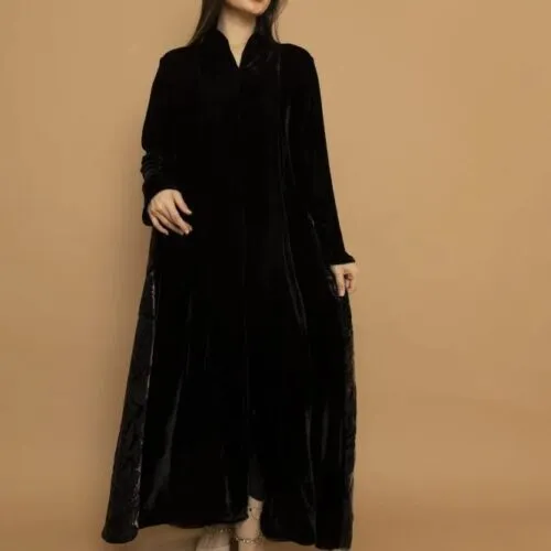 عباية مخمل سوداء زخرفة | عبايات سعودية شتوية