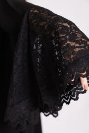 أكمام دانتيل فرنسي على عباية كلوش سوداء