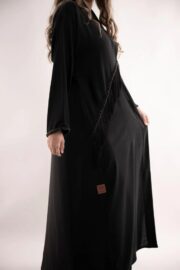 أكمام طويلة مع أهداب خرز متدلية في عباية سعودية