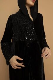 أكمام طويلة مع تطريز فضي في عباية مخمل سوداء