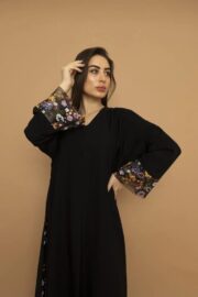أكمام طويلة مع تطريز ملون في عباية سعودية