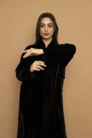 أكمام طويلة مع زخارف فضية في عباية مخمل سوداء
