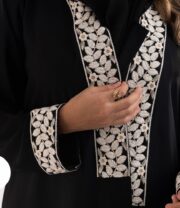 أكمام طويلة مع كلفة مطرزة في عباية سعودية