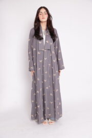 إطلالة أمامية لعباية بنقوش هندسية ناعمة