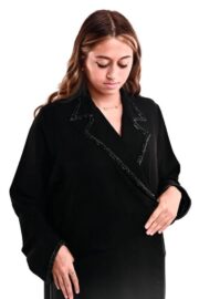 إطلالة أمامية لعباية سوداء بياقة رسمية للسهرات