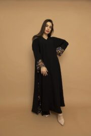 إطلالة أمامية لعباية فنية مع تطريز ملون على الصدر