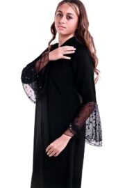 إطلالة أمامية لعباية كلوش سوداء مع أكمام دانتيل