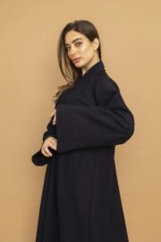 إطلالة أمامية لعباية كيمونو كحلي بقصة مفتوحة