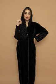 إطلالة أمامية لعباية مخمل مطرزة بقصة كلاسيكية