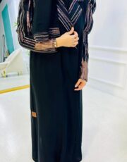 إطلالة أمامية لعباية مطرزة بتطريز لامع على الصدر