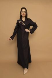 إطلالة أمامية لعباية مطرزة بنقوش وردية على الصدر