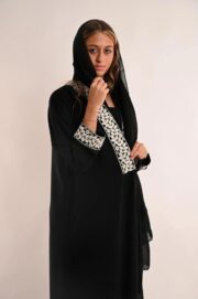 إطلالة أمامية لعباية مفتوحة مع كلفة مطرزة