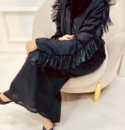 إطلالة خلفية لعباية كتان سوداء بقصة بتل المع